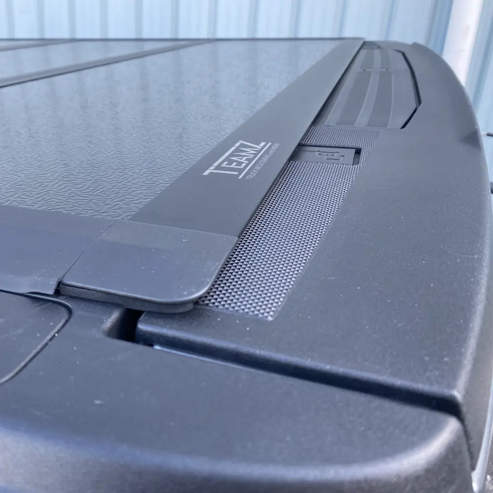 Teamz hard tri-fold tonneau cover rear detail suitable the truck tailgate