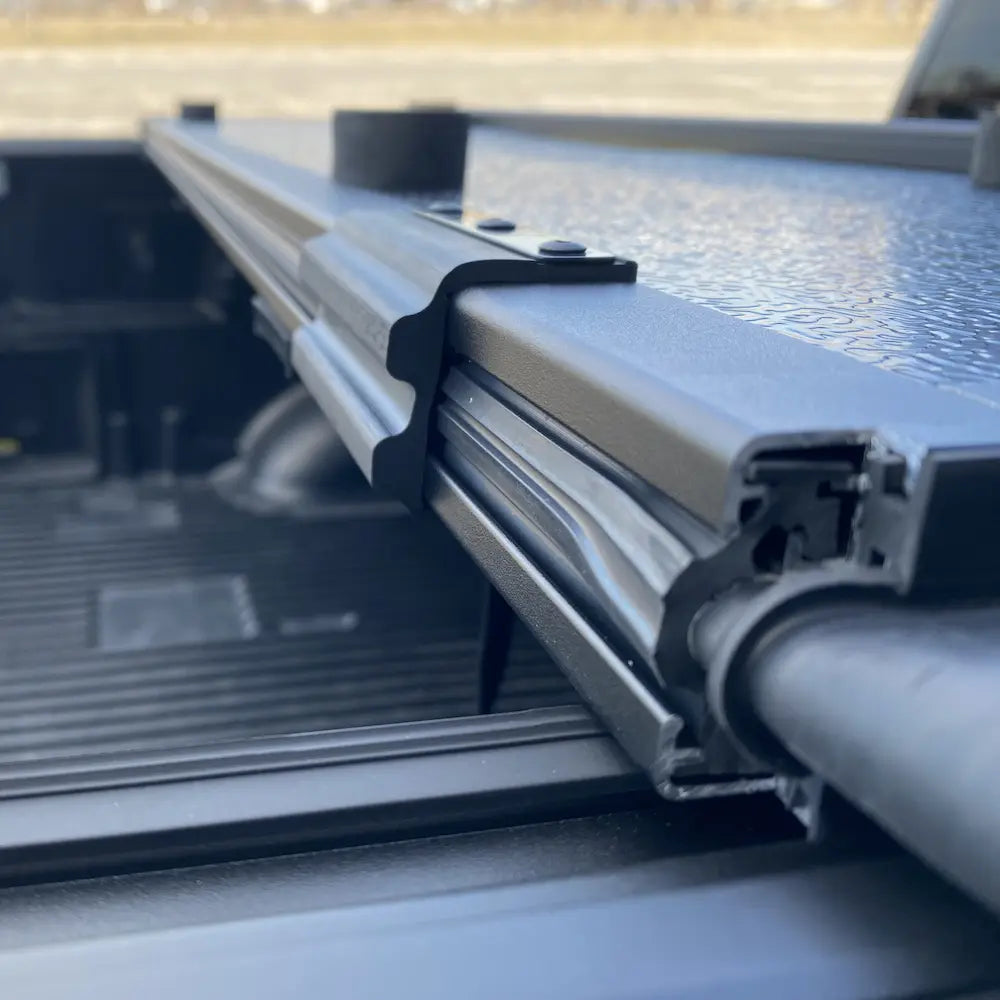 Teamz hard tri-fold tonneau cover hinge detail